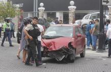 Agentes de tránsito acudieron al sitio para investigar lo ocurrido.