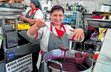 Gabriela ganó un premio en 2021, en un evento entre centros de abastos, por preparar la mejor colada morada.