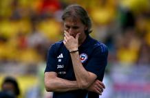 Ricardo Gareca, pensativo por el mal momento de Chile.