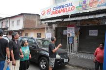 En el local comercial hay avisos de que regresen a la joven.