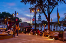 Turistas en el parque de San Blas en Cuenca.