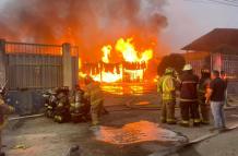 Los bomberos de Machala aún no pueden controlar el fuego.