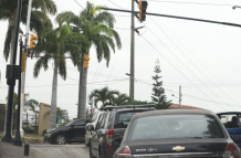 Semáforos apagados en una intersección de Lomas de Urdesa.