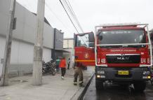 Personal de Bomberos realizó la limpieza de escombros tras el accidente.