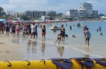 Hay gran afluencia de turistas en las playas de Santa Elena.