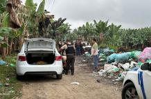 WhatsApp Image Elementos de la Policía Nacional custodian la escena donde se encontró a la víctima y los autos quemados.-11-09 at 09.41.19