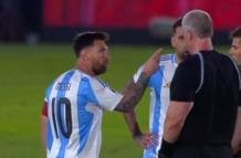 Captura de pantalla del momento en que Messi aparentemente insulta al juez del partido.