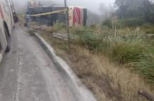 El bus se impactó en la vía Cuenca-Loja; hay heridos.