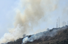 El incendio se divisa desde diferentes partes del norte de la ciudad.