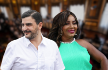 Aquiles Álvarez y Mayra Montaño se sientan a la mesa principal del Municipio de Guayaquil.