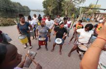 Ensayo de Batucada Popular cerca de una orilla del estero Salado, en Nigeria.