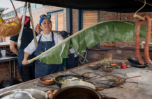 La chef Valentina Álvarez calienta una hoja de plátano en el típico fogón manabita.