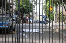 El cadáver quedó tendido debajo de un árbol, junto a un vehículo.