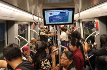 Ciudadanos usando el Metro de Quito.