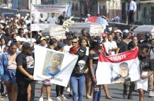 Sepelio de los menores estuvo acompañado de pancartas con protestas.