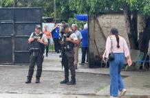 Este es el recinto electoral donde votará Luisa González, el lugar está rodeado de policías y militares.