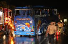 Un bus de pasajeros se vio involucrado en accidente de tránsito.