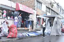 Ventas informales: Boutiques con paredes de plástico en Cotocollao