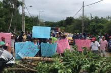 Los comuneros bloquearon un tramo de la Ruta del Spondylus.