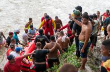 Personal de emergencias intentó rescatar al conductor.