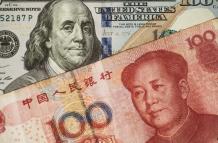 China limita la compra de dólares para evitar una caída del yuan