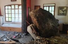 Piedra cayó sobre una casa en Guápulo