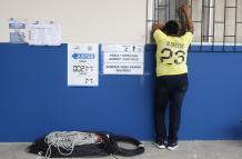 Ecuador vota en medio de una inédita prohibición de votar sin fotografiar el voto.