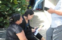 Familiares de víctimas de atentados violentos se encuentran en la morgue de Guayaquil.