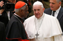 Papa Francisco con el cadernal Peter Turkson