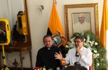 En la rueda de prensa que brindó el cardenal Luis Cabrera (blanco), exhibió un retrato de Jorge Bergoglio.