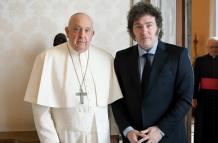 El papa Francisco en un reunión junto a Javier Milei.