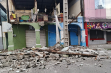 Fachadas caídas y varias afectaciones estructurales, lo que dejó el sismo en Esmeraldas.