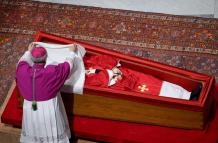 El ataúd del Papa fue sellado por el cardenal Kevin Farrell.