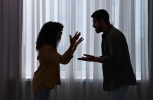 La mujer habría descubierto mensajes con connotación sexual enviados a su hija.