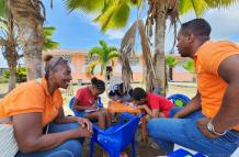 Docentes sonríen con los estudiantes a pesar de la difícil situación tras el sismo en Esmeraldas.