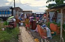 Las personas sacaban sus pocas pertenencias rescatables a la vía principal.