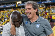 Segundo Castillo y Guillermo Almada un abrazo futbolero en el Monumental