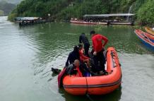 Cuerpo de Bomberos de Portoviejo buscaban a los desaparecidos.