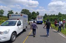 Agentes policiales llegaron al lugar para el respectivo levantamiento del cuerpo desmembrado.