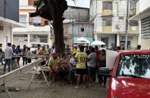La zona comercial quedó alarmada y la policía cerró el espacio para tomar procedimiento.