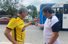 Gustavo Nivelo y Pepe Caballero hinchas de Barcelona que estuvieron en el partido de 1990.