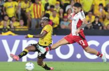 La defensa de Barcelona sufrió en el partido ante River Plate.