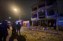 El ataque con explosivo dejó al menos cuatro viviendas afectadas.