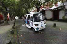 Turistas disfrutan de uno de los primeros viajes del 'mariscarrito'.