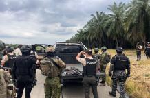 Los sujetos estaban con capuchas y armas de fuego. Una persona fue aprehendida.