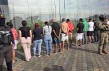 Entre hombres y mujeres están los detenidos del operativo de la Policía Nacional.