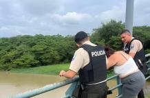 Policías evitaron una tragedia en Esmeraldas.