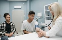 Los chequeos médicos constantes son esenciales para evitar afectaciones repentinas en la salud.