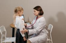 Los chequeos médicos en niños son relevantes para su correcto desarrollo.