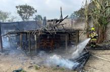 Así quedó la vivienda incendiada por el condenado en Atacames.